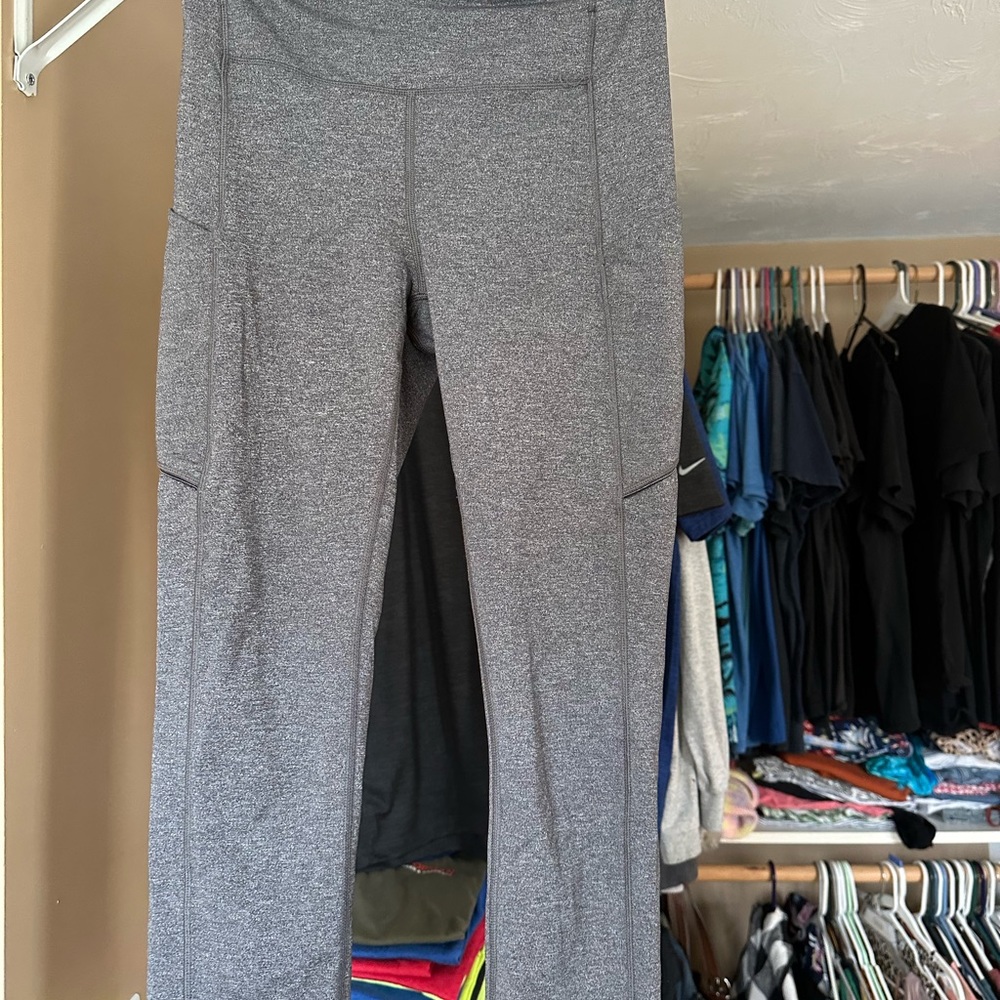 EUC lululemon leggings. Zipper pocket on back. Phone pocket on each leg.
